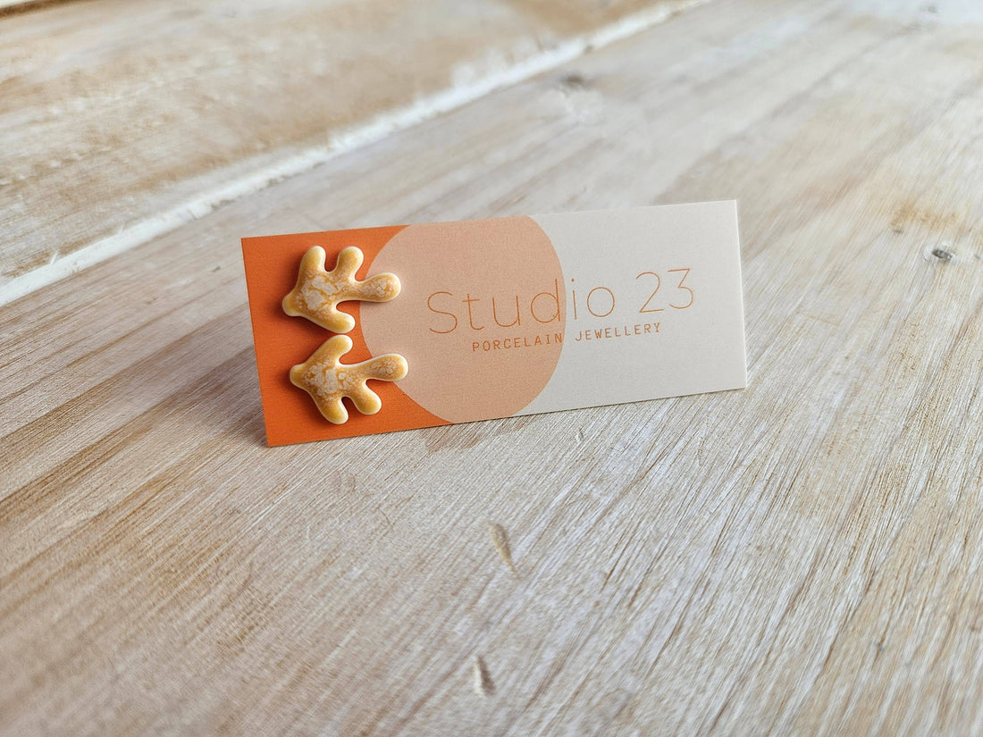 Fine koralformede ørestikker i porcelænsler og smuk orange farve fra Studio 23 Ceramics