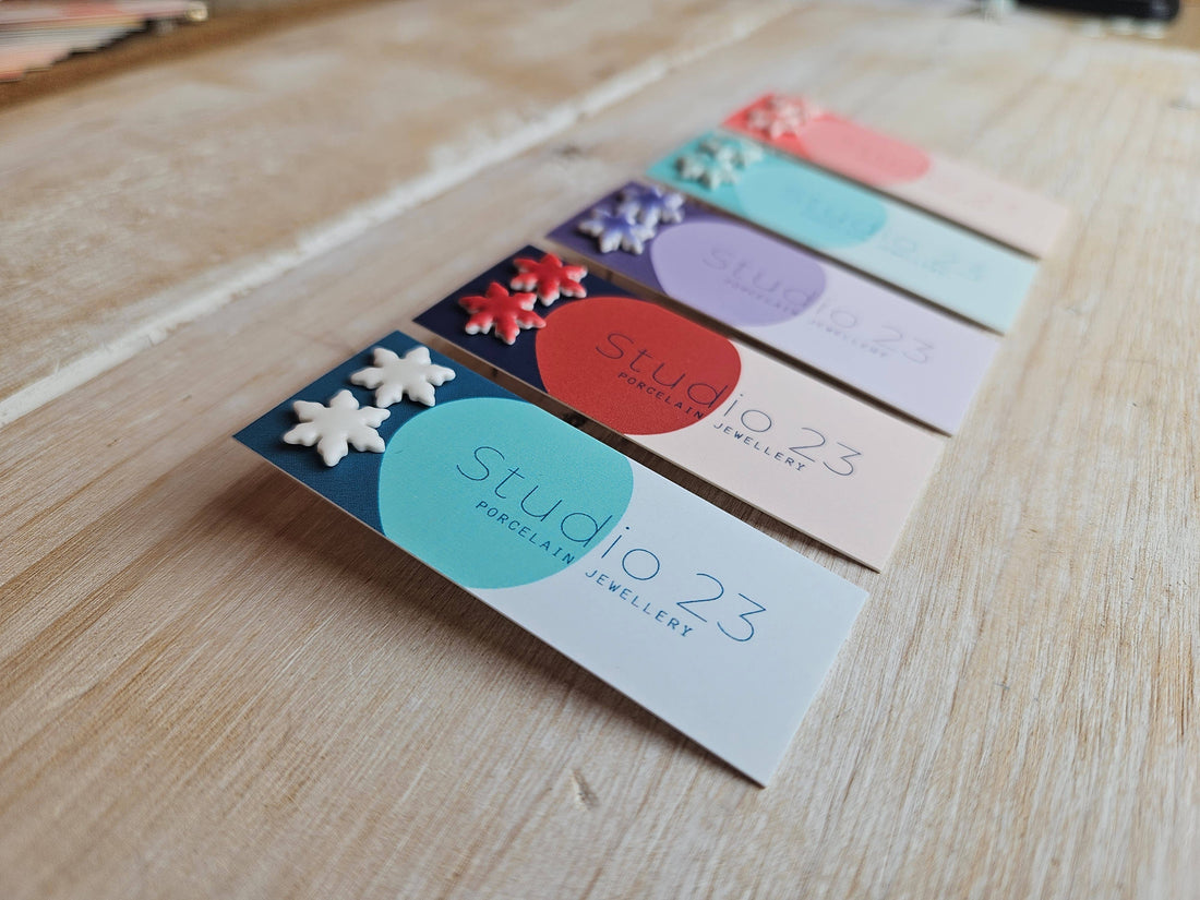 Fine snefnugformede ørestikker i porcelænsler fra Studio 23 Ceramics