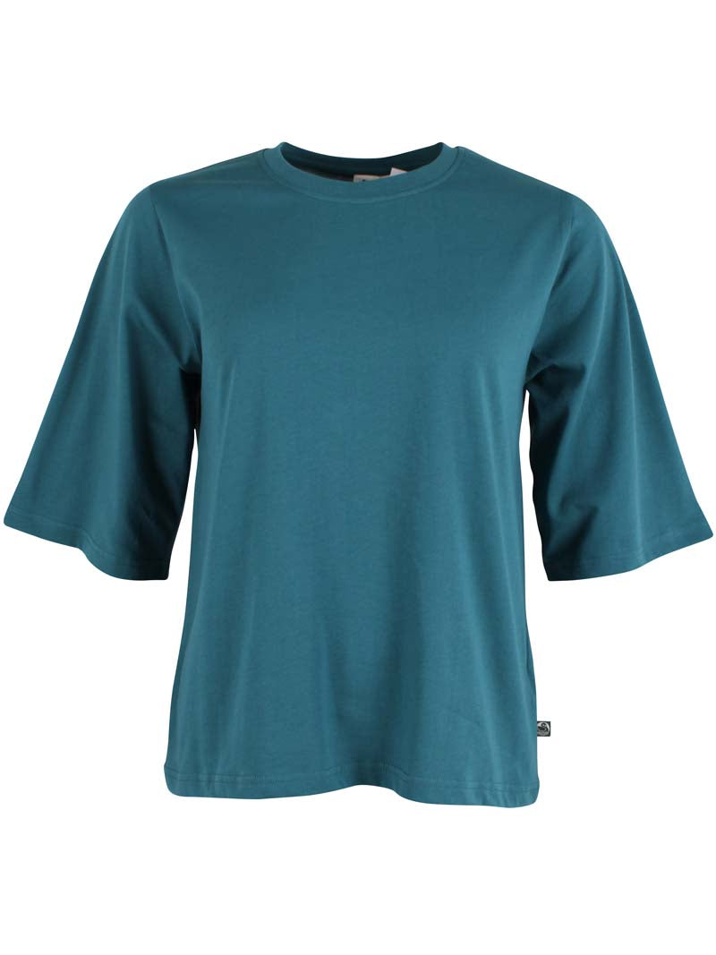 Fin t-shirt i mørk blågrøn med rund hals og lidt længere ærmer til kvinder