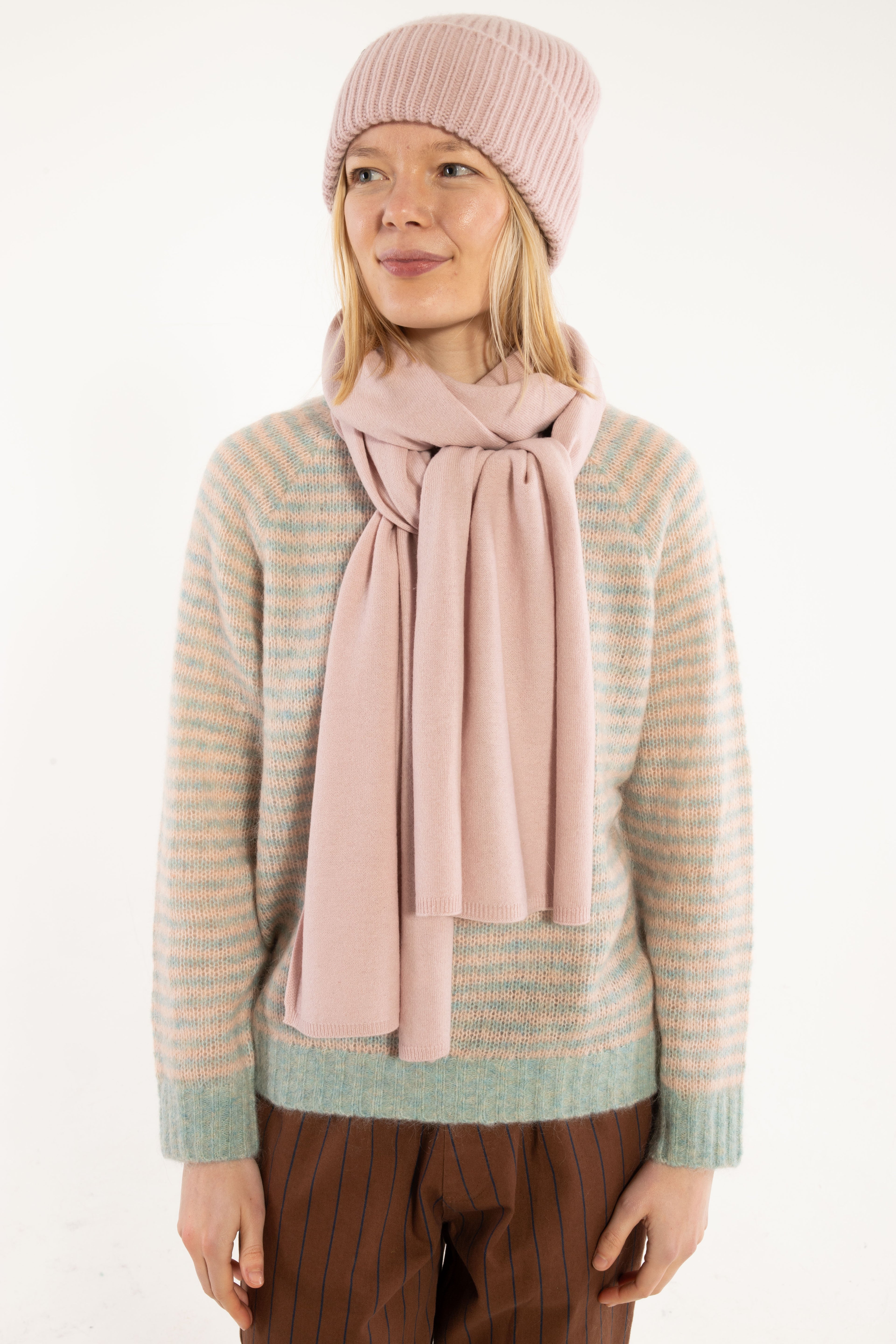 Danebundle-up Merino Scarf Powder Pink