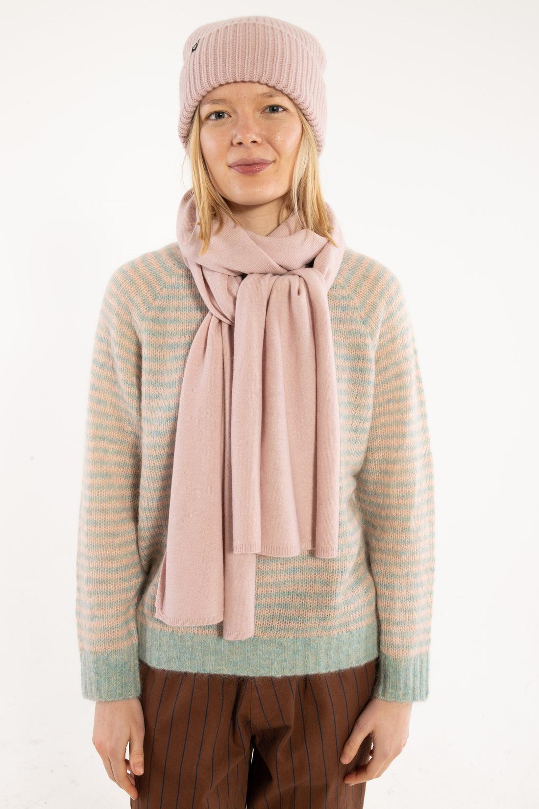 Danebundle-up Merino Scarf Powder Pink