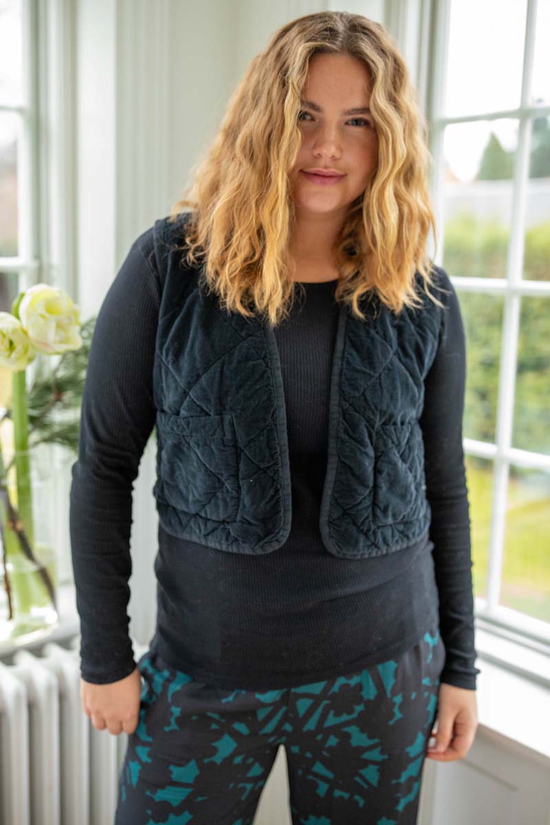 Quiltet sort fløjlsvest til kvinder