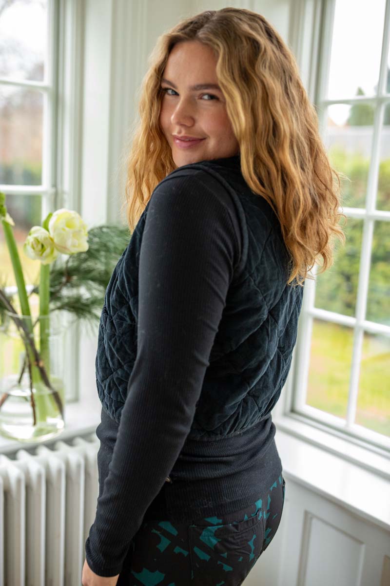 Quiltet sort fløjlsvest til kvinder