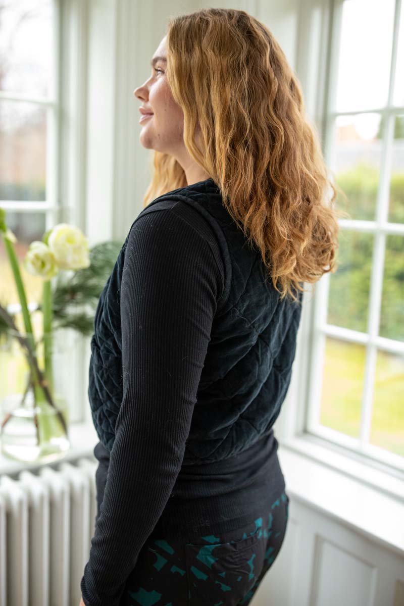 Quiltet sort fløjlsvest til kvinder