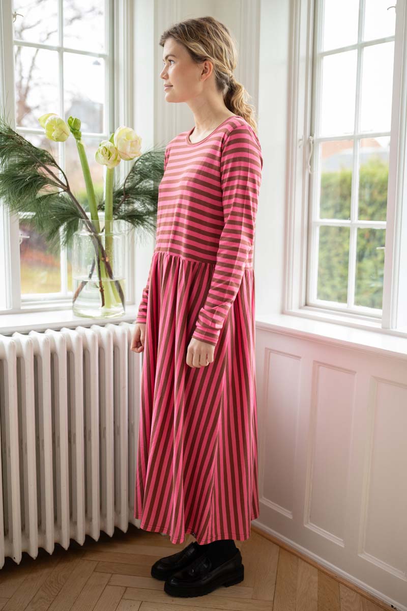 Kjole med striber til kvinder.