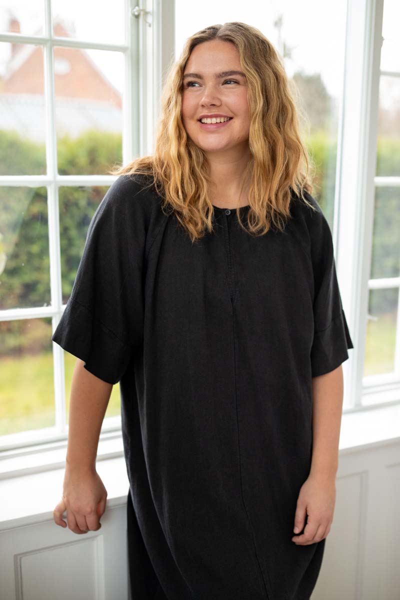 heavy linen dress Beautiful in Linen. See the Large Dress Selection here! – Danefæ Color:Smooth Black Short Metallic Halter Homecoming dark elegance size-xlg-pt
