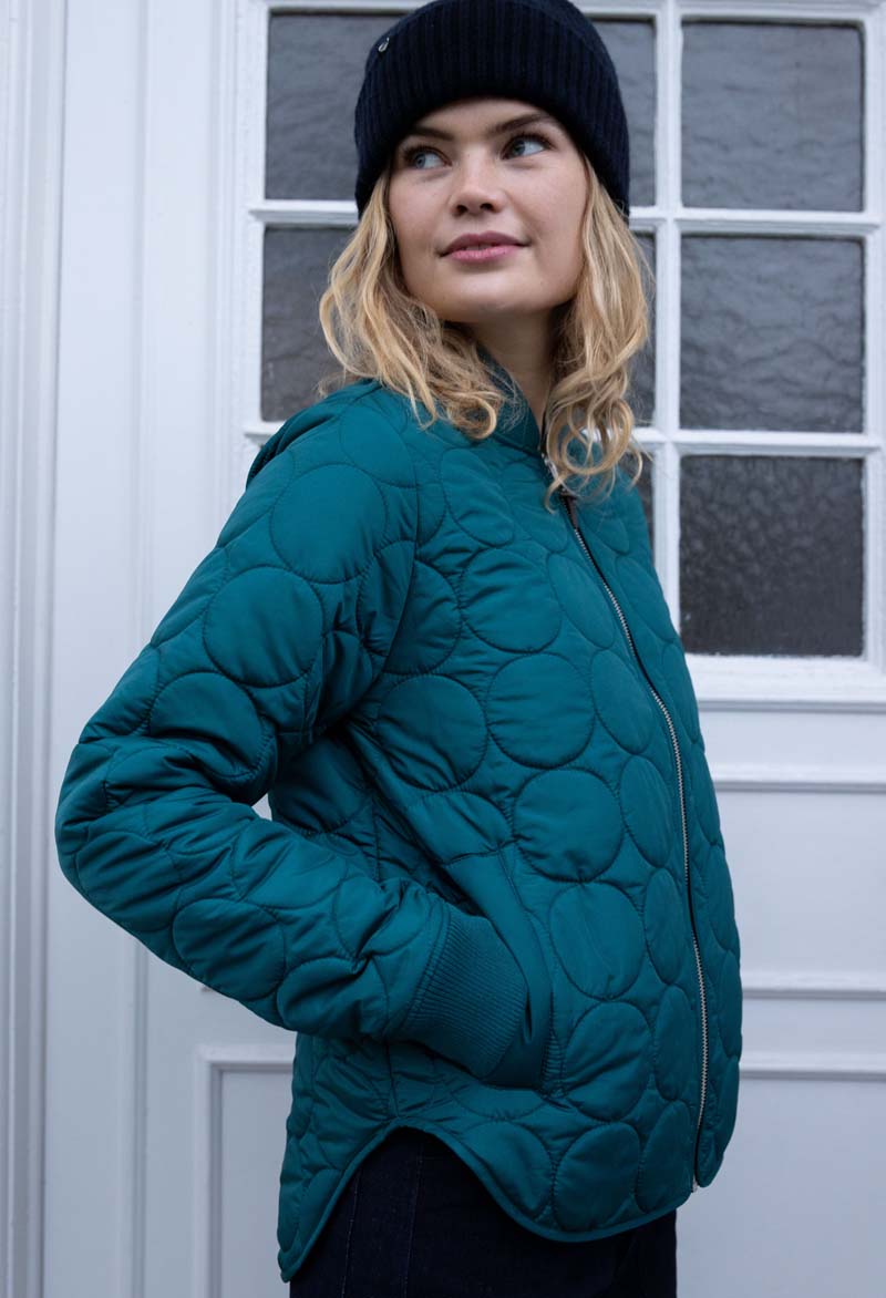 Fin quiltet termojakke i blågrøn nuance til kvinder