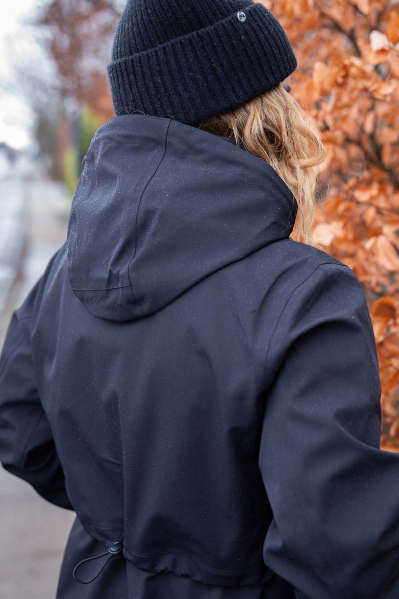 Lang regnfrakke til kvinder i sort