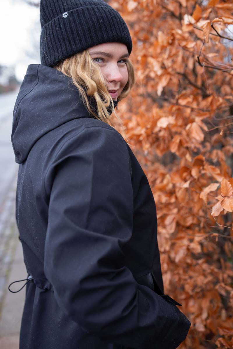 Lang regnfrakke til kvinder i sort