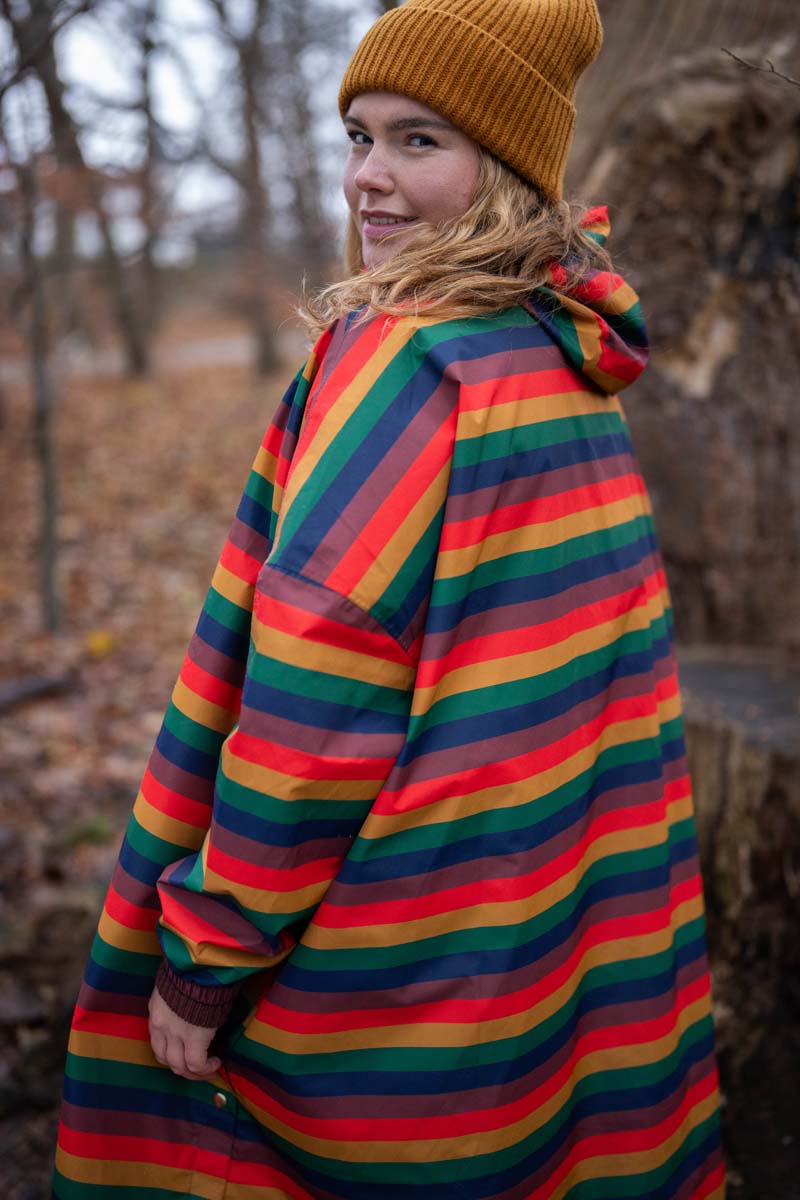 Regnponcho med striber