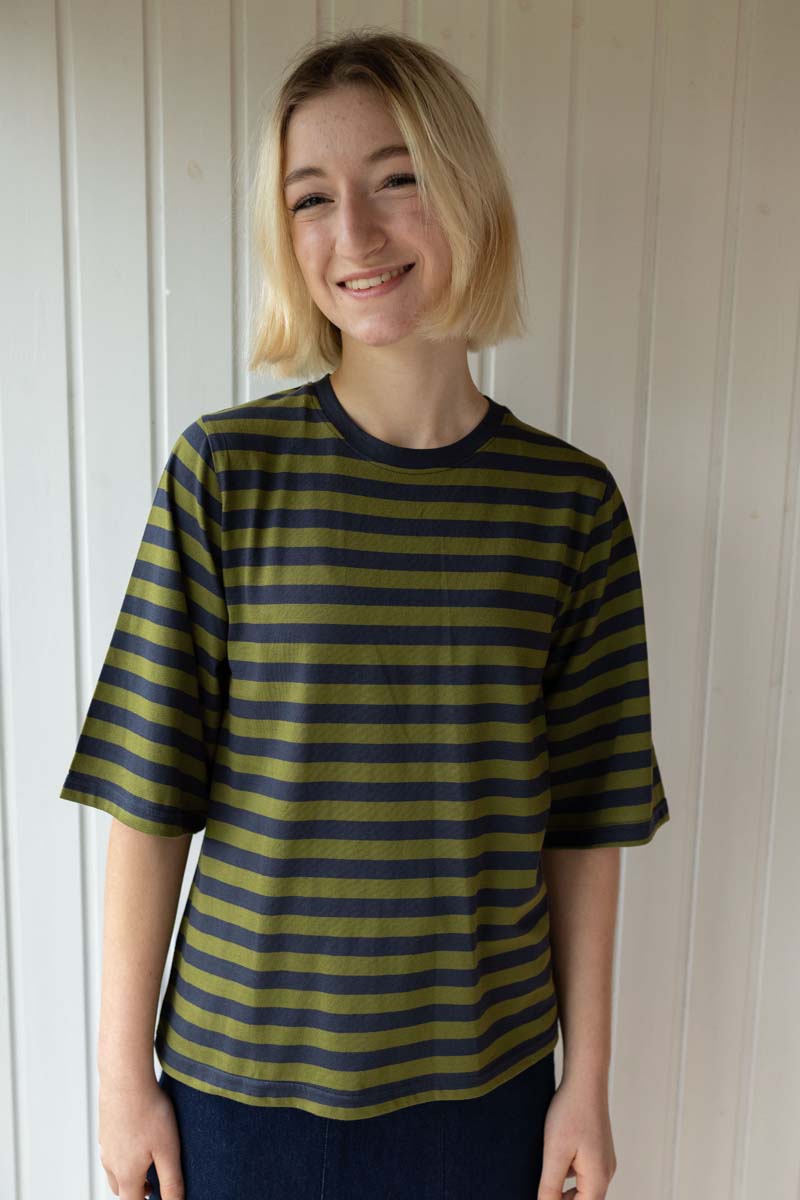 T-shirt i bomuld med navyblå og olivengrønne striber til kvinder