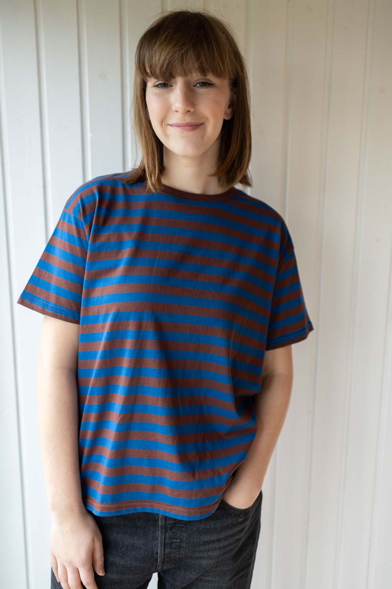 Kortærmet med striber i skønne farver.