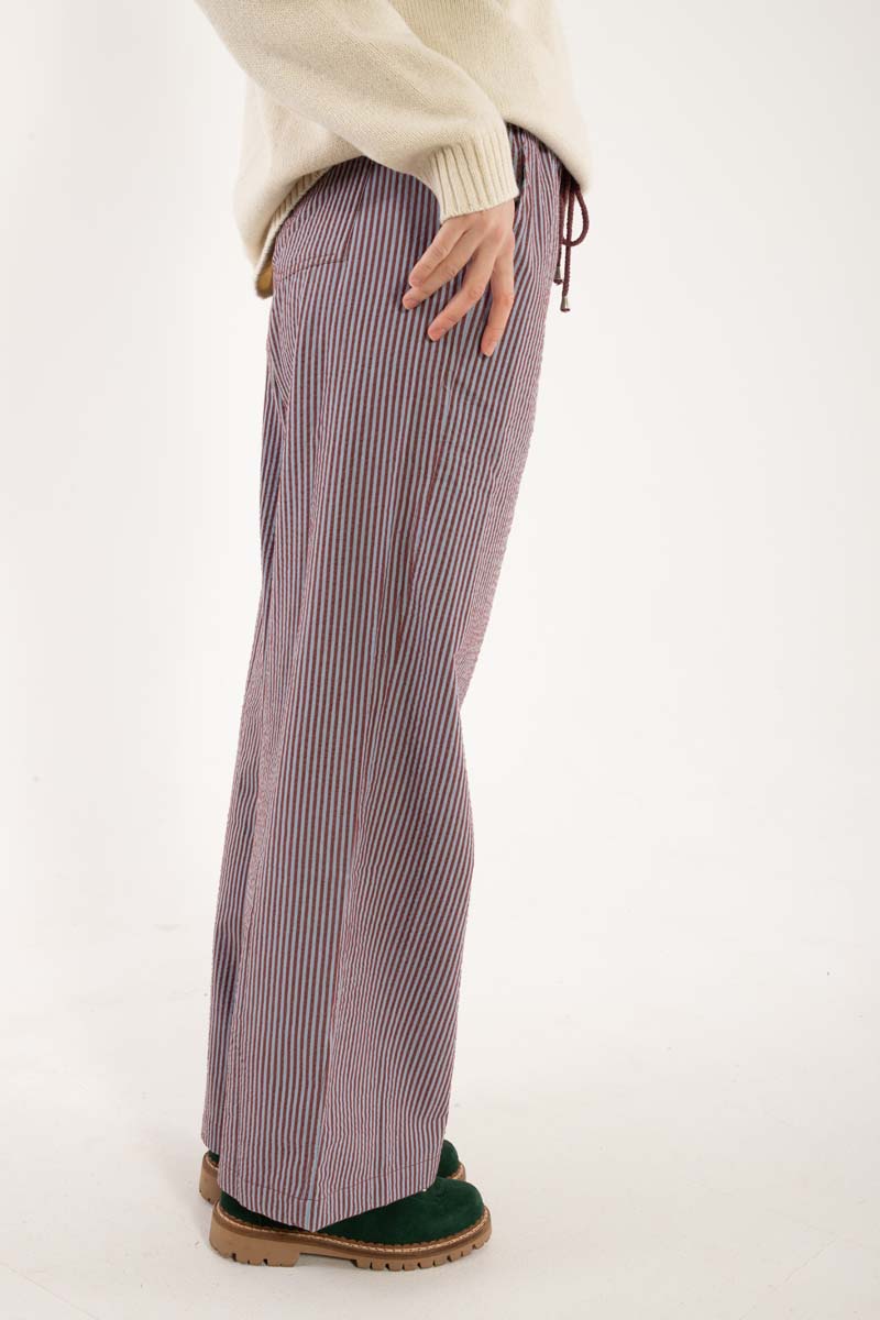 Lækre bæk og bølge bukser med elastik i taljen og lyseblå og rødbrune striber til kvinder