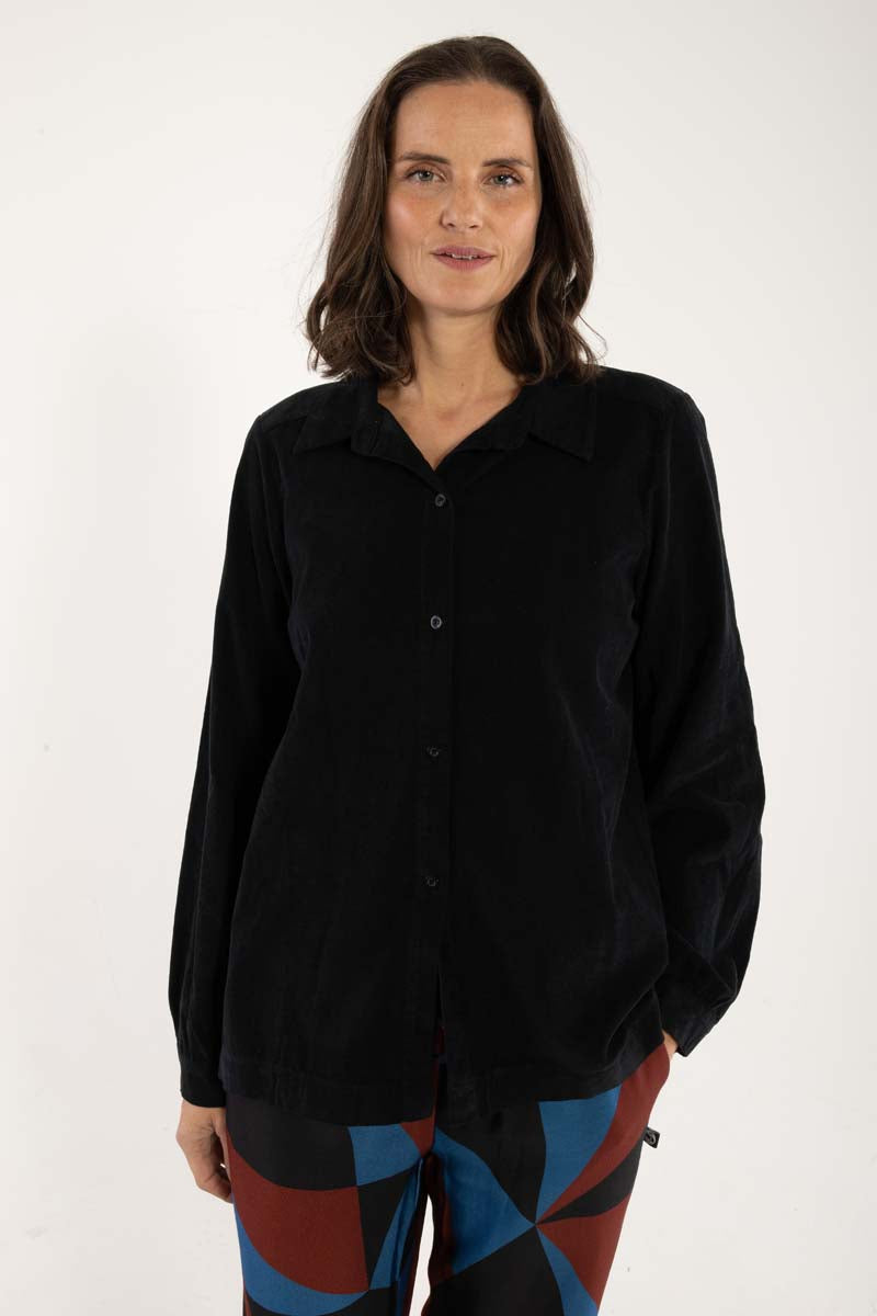 Klassisk sort fløjlsskjorte til damer.