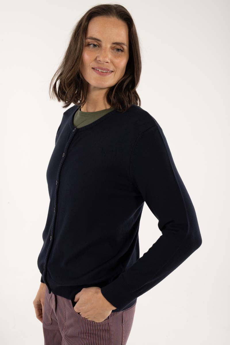 Flot cardigan i mørk navyblå med rund hals til kvinder