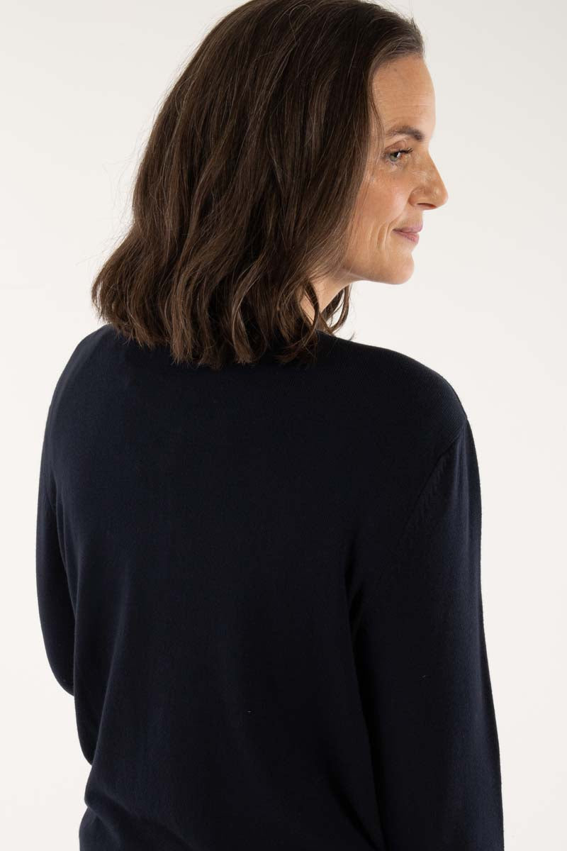 Flot cardigan i mørk navyblå med rund hals til kvinder