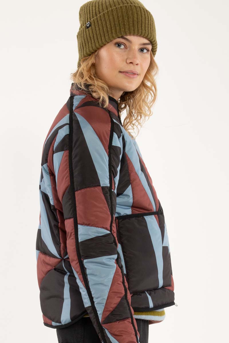 Fin quiltet termojakke med geometrisk mønster i blå, sort og rød til kvinder