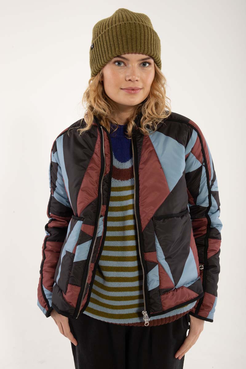 Fin quiltet termojakke med geometrisk mønster i blå, sort og rød til kvinder