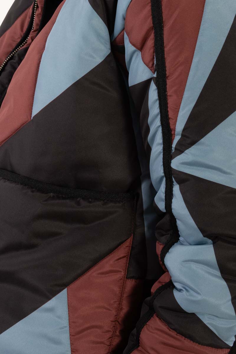 Fin quiltet termojakke med geometrisk mønster i blå, sort og rød til kvinder