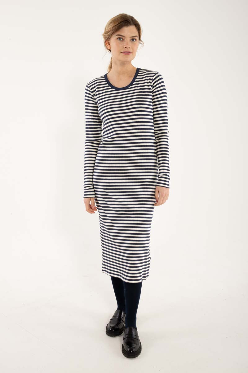 Elegant ribstrikket kjole med navyblå og hvide striber til kvinder