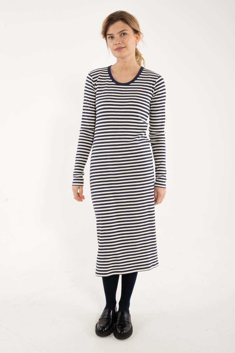 Elegant ribstrikket kjole med navyblå og hvide striber til kvinder