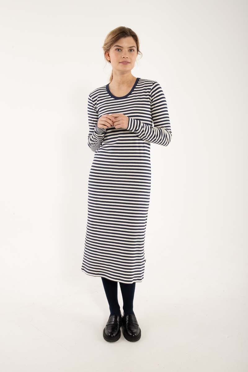 Elegant ribstrikket kjole med navyblå og hvide striber til kvinder