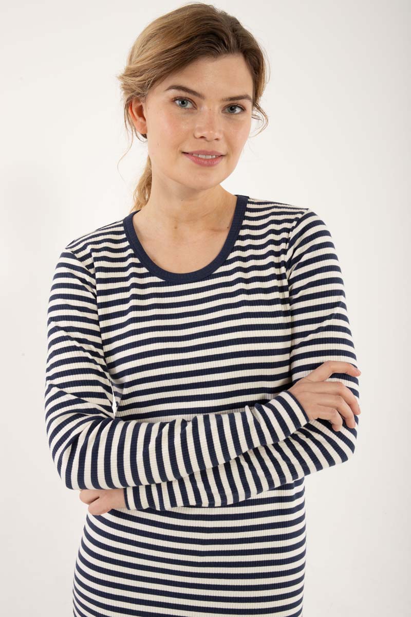 Elegant ribstrikket kjole med navyblå og hvide striber til kvinder