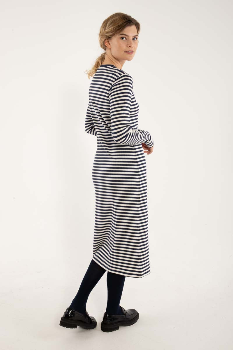 Elegant ribstrikket kjole med navyblå og hvide striber til kvinder