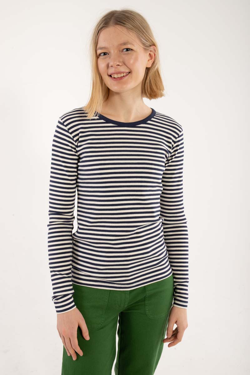 Stribet bluse i navyblå og knækket hvid med lange ærmer til kvinder