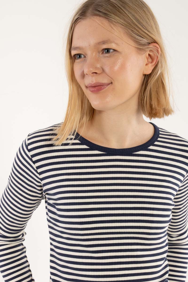 Stribet bluse i navyblå og knækket hvid med lange ærmer til kvinder