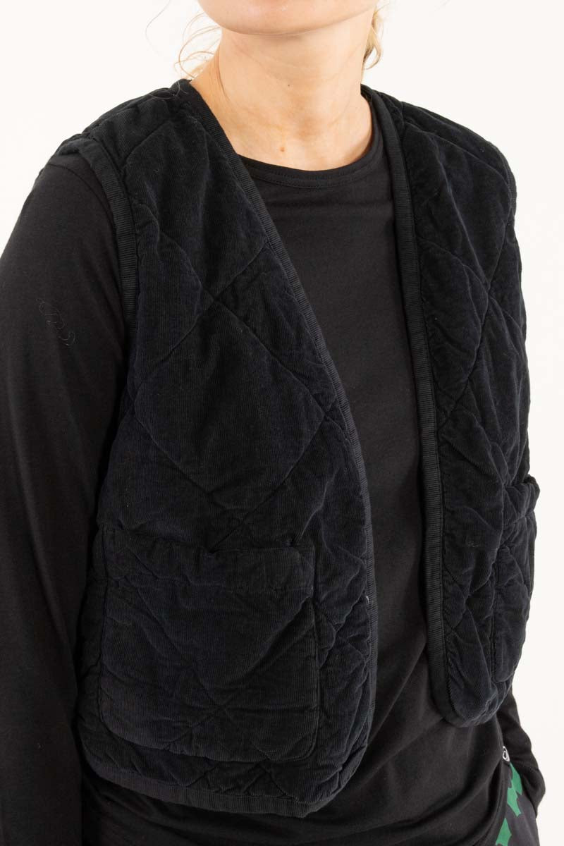 Quiltet sort fløjlsvest til kvinder