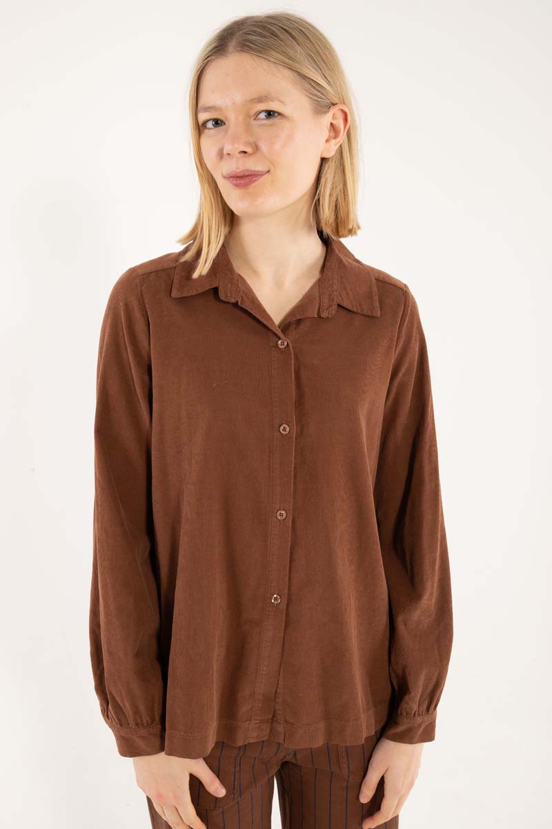 Klassisk fløjlsskjorte til damer.