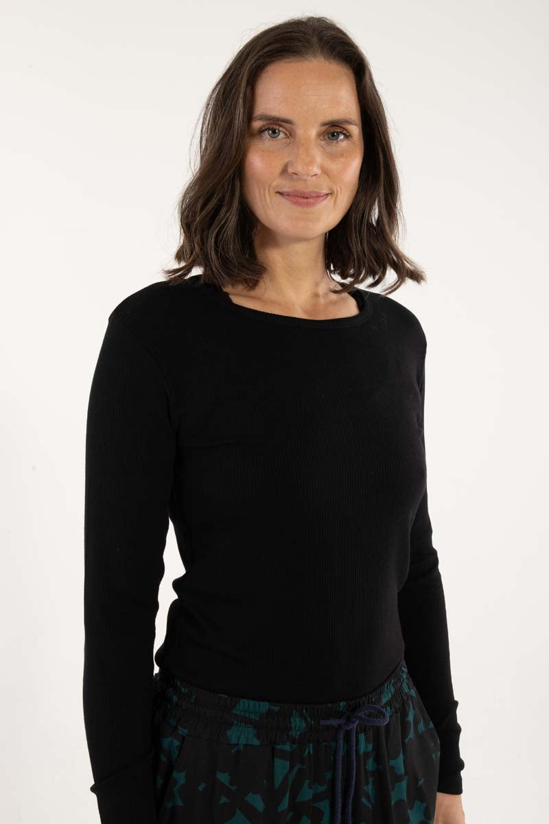 Lækker ribstrikket bluse i sort med lange ærmer til kvinder