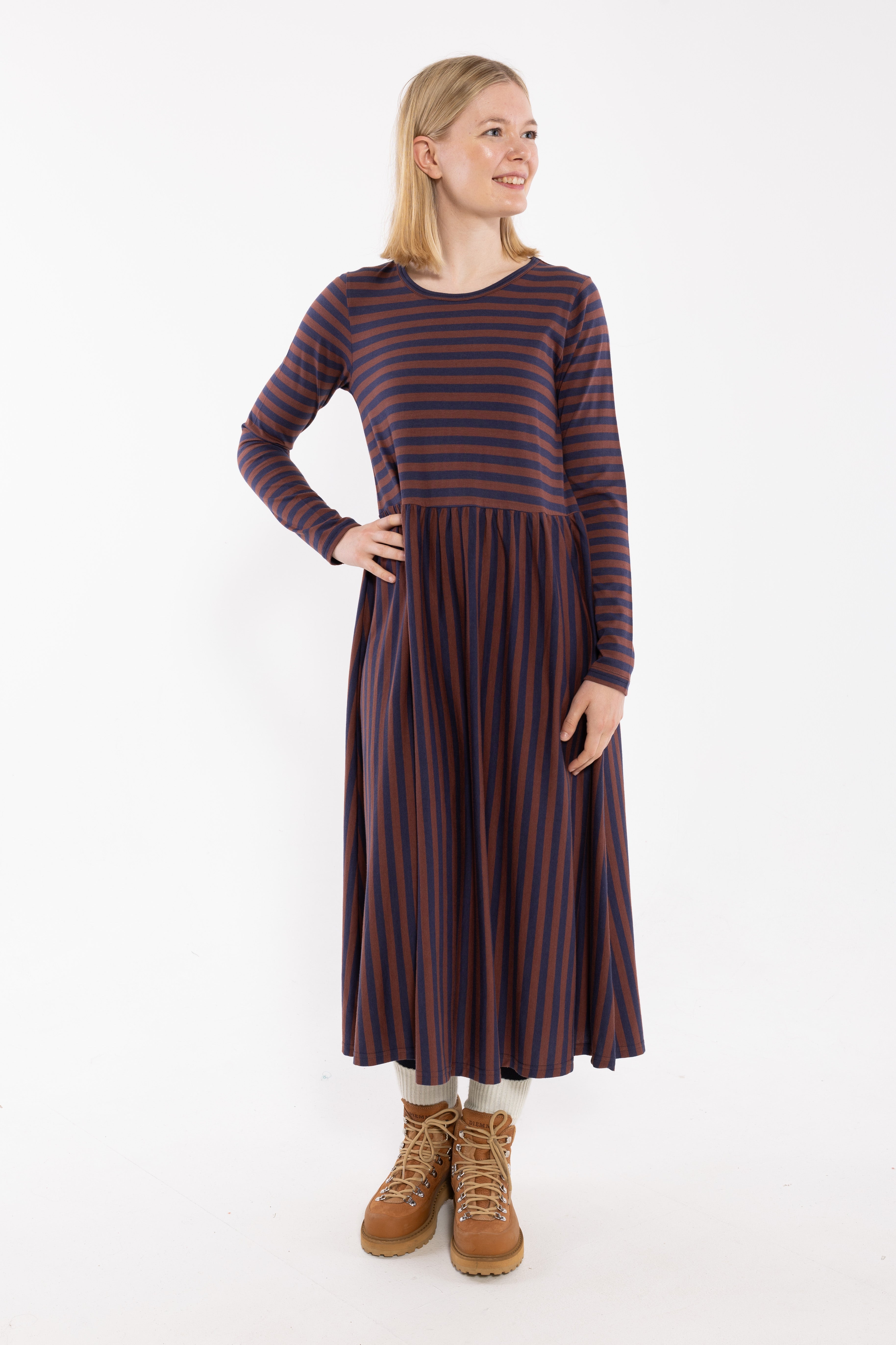 Langærmet kjole med striber i skønne farver.