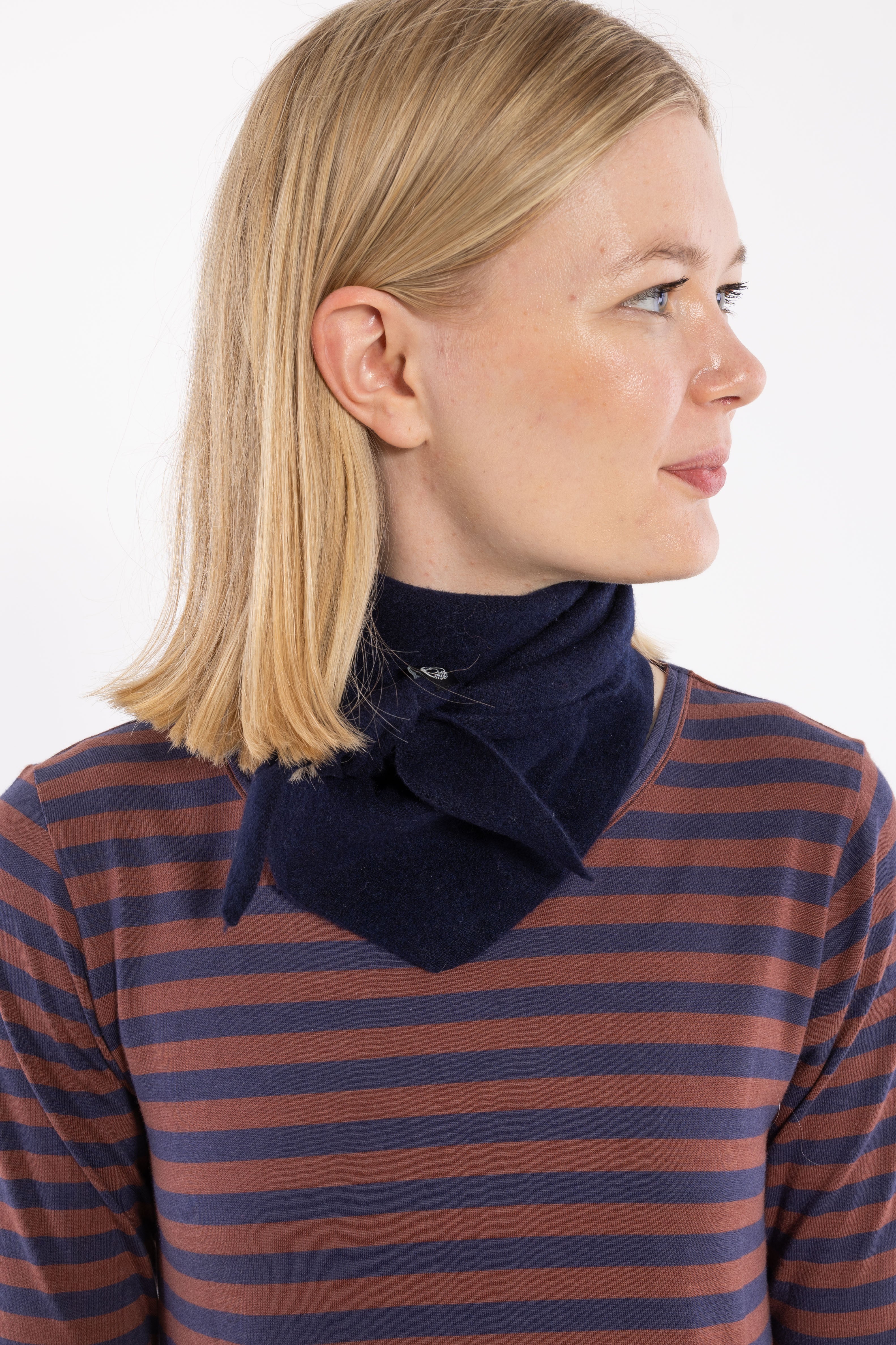 Trekantet navyblåt tørklæde i 100% merinould til kvinder