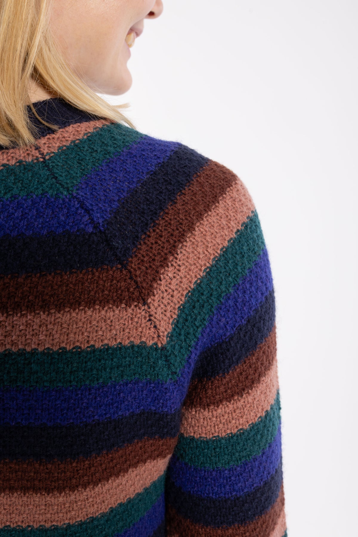Lækker og varm stribet sweater i uldblanding til kvinder