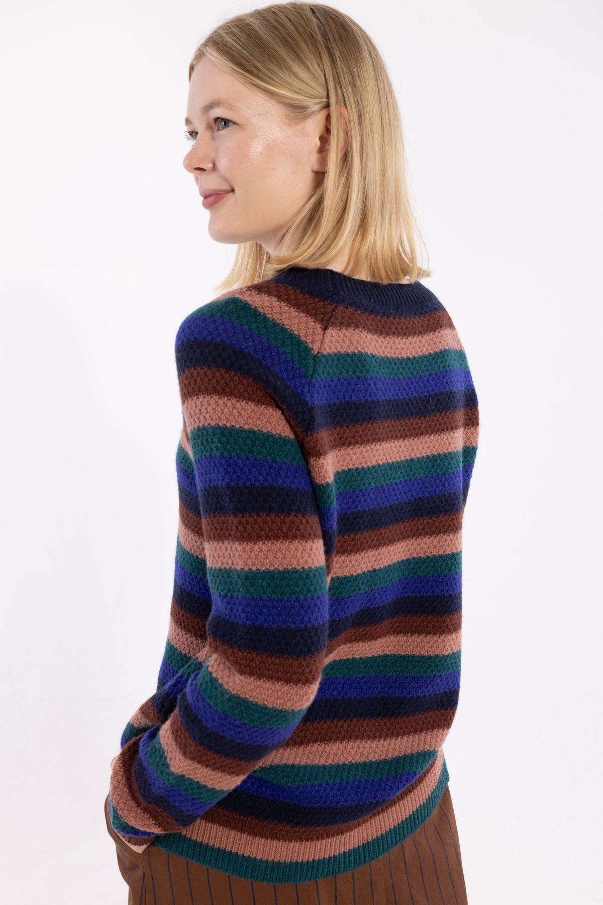 Lækker og varm stribet sweater i uldblanding til kvinder