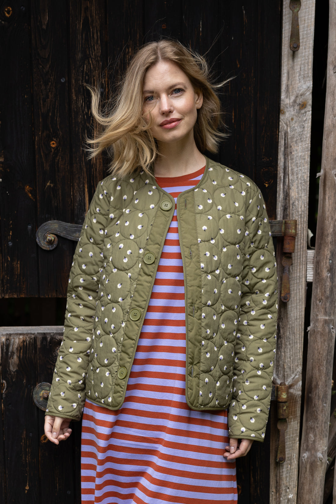 Fin quiltet termojakke i olivengrøn med små blomster til kvinder