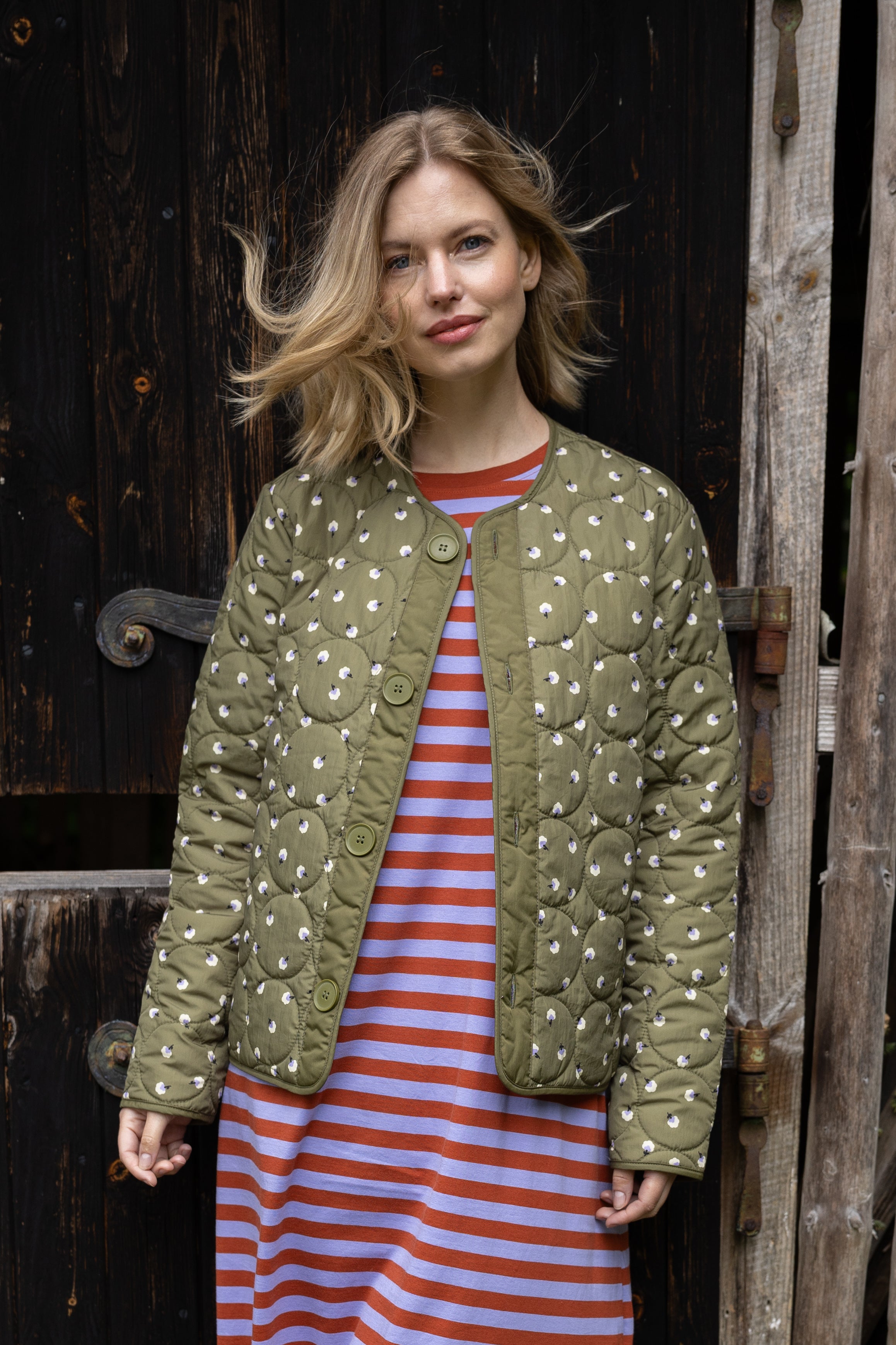 Fin quiltet termojakke i olivengrøn med små blomster til kvinder