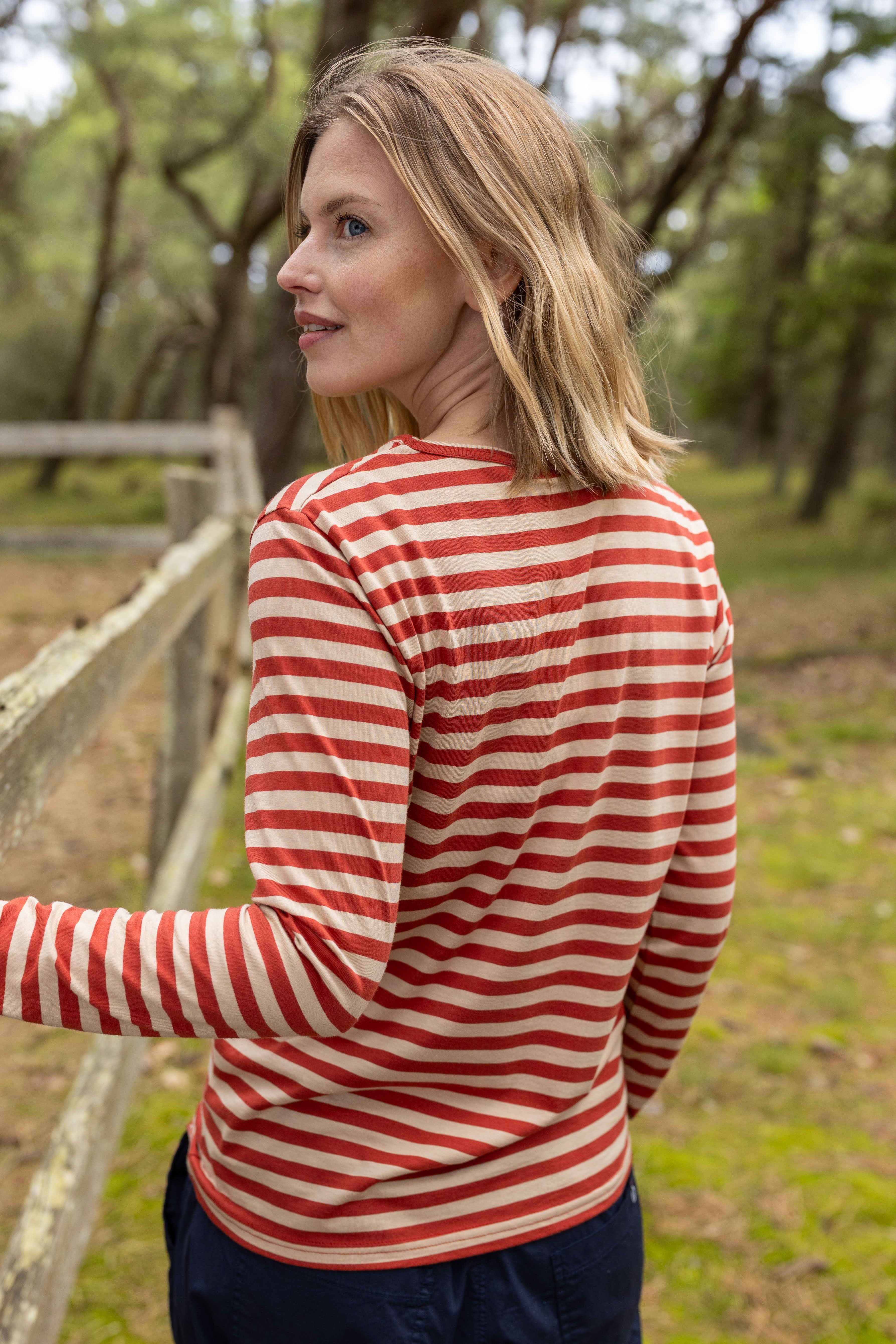 Lækker bluse med striber i varm sandfarve og brændt rød til kvinder