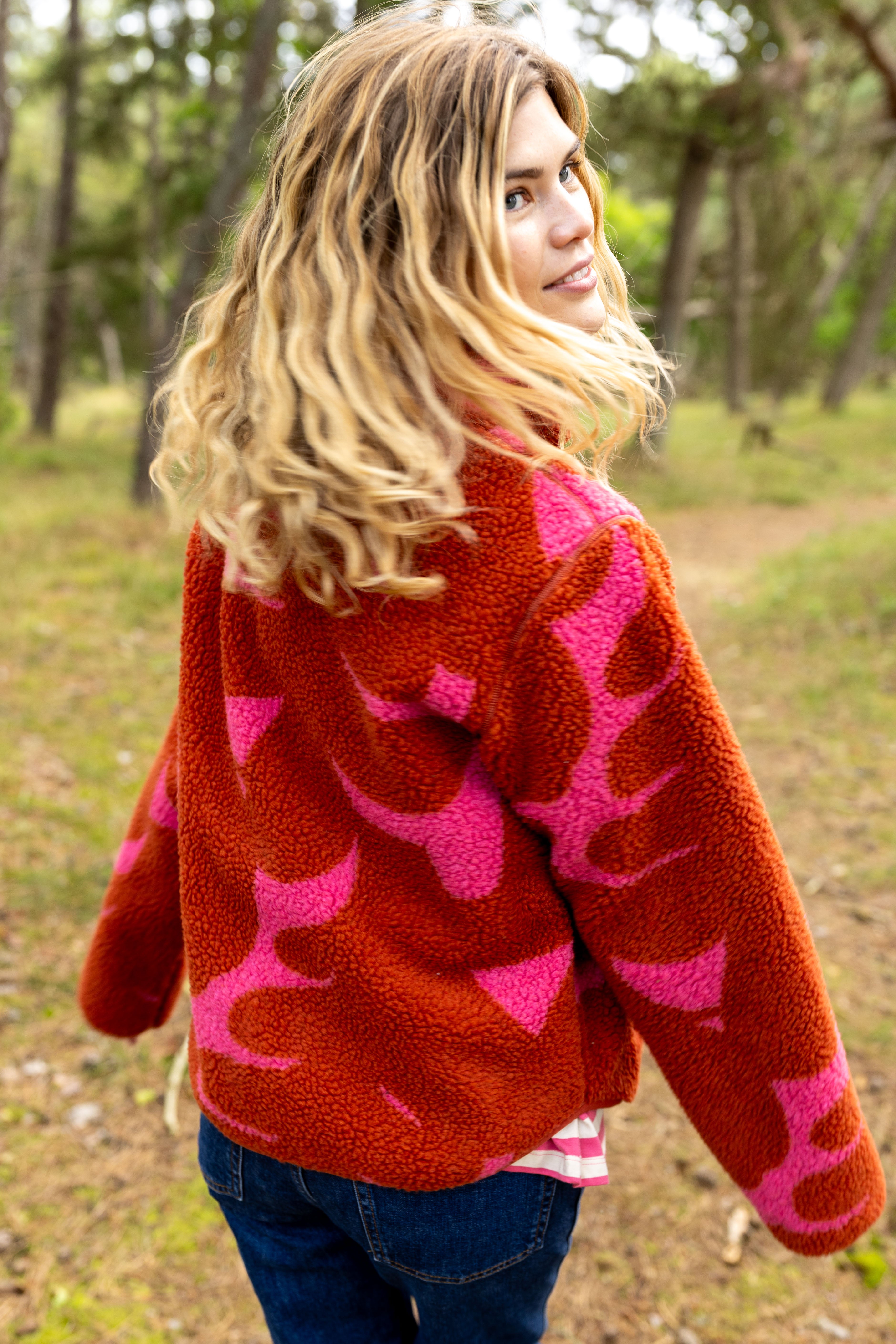 Lækker mønstret fleecejakke i lyserød og brændt rød til kvinder