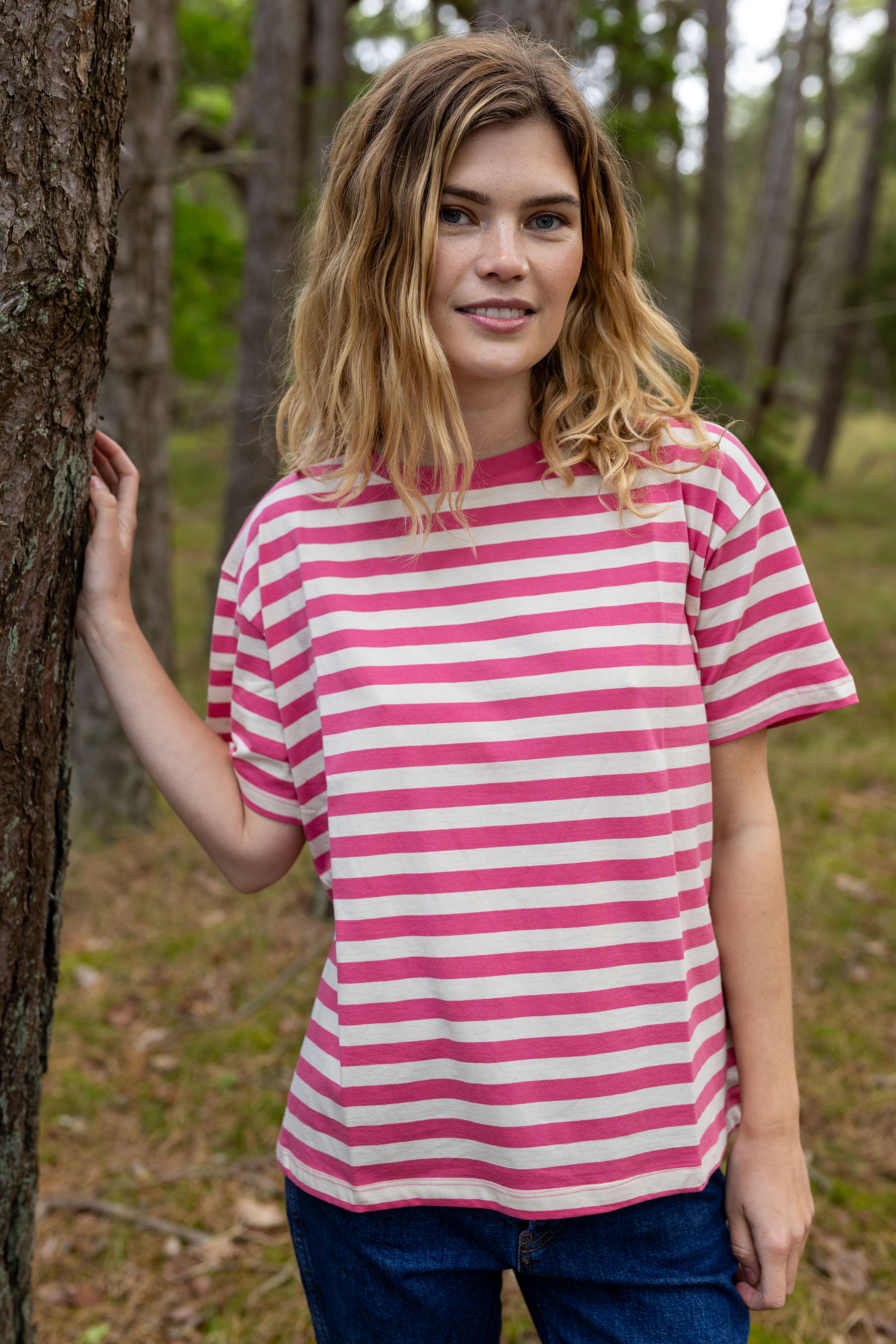 Fin boxy t-shirt med rund hals og striber i beige og pink til kvinder