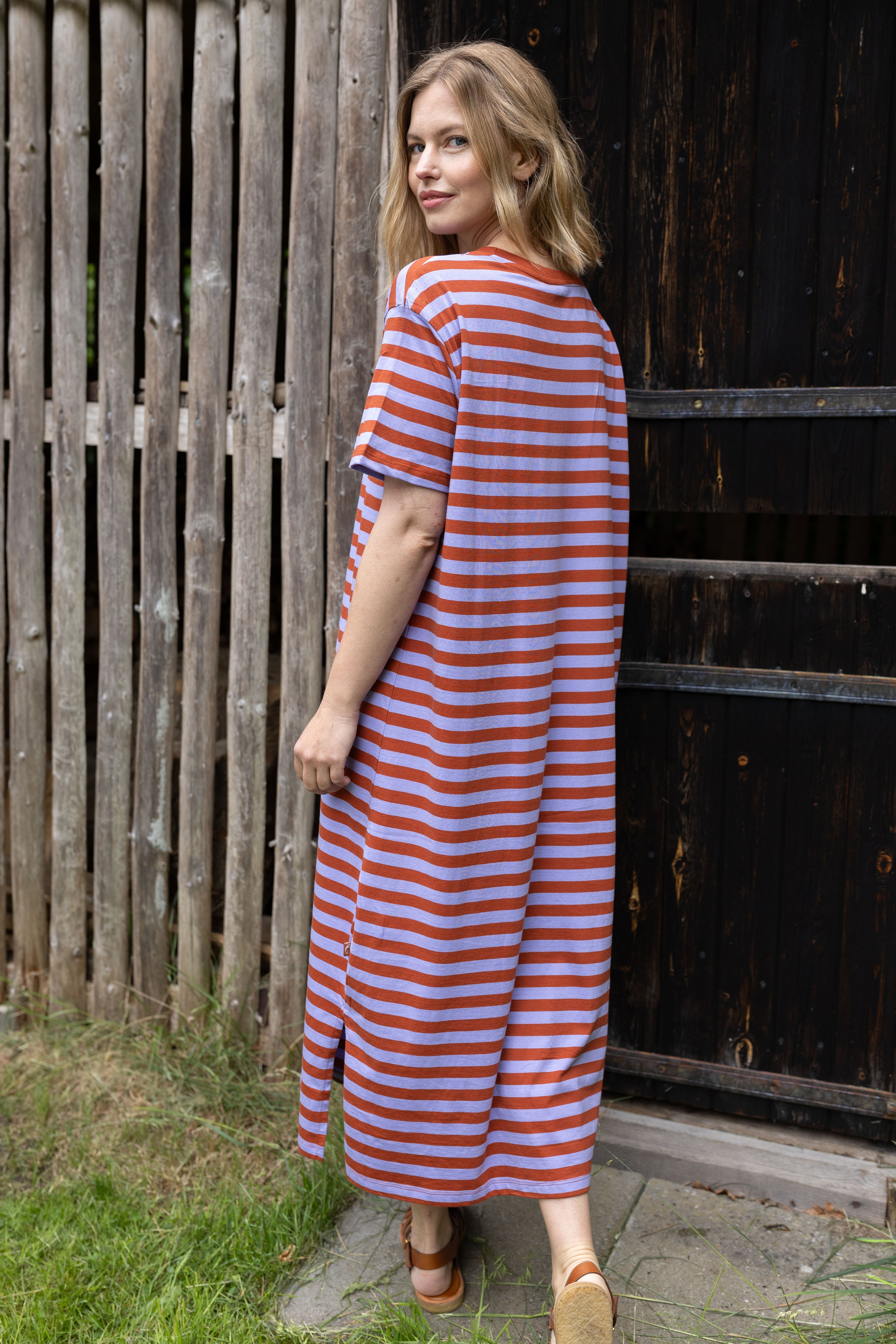 Flot kortærmet bomuldskjole med striber i lyslilla og brændt rød til kvinder