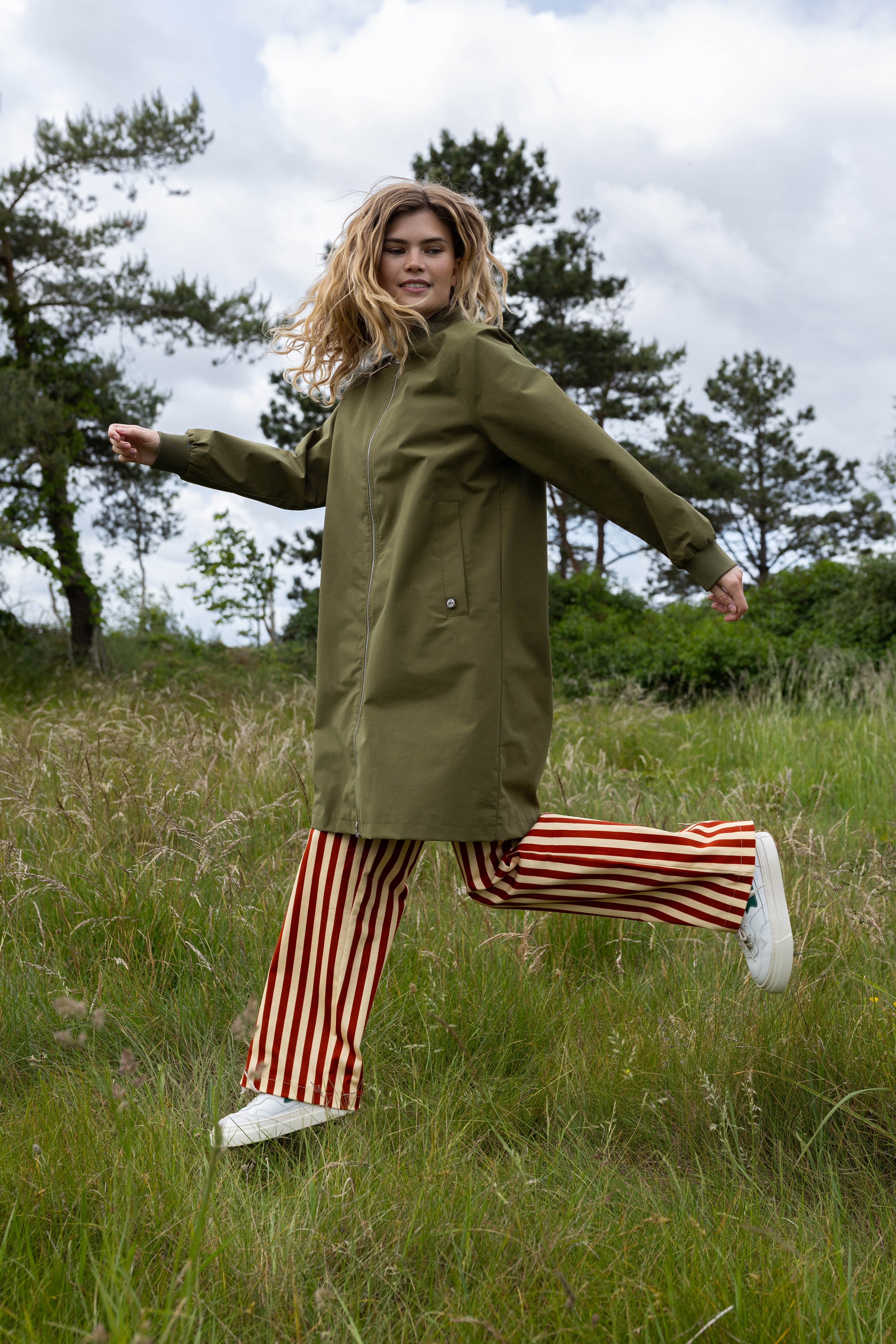 Smart og funktionel jakke i olivengrøn til kvinder