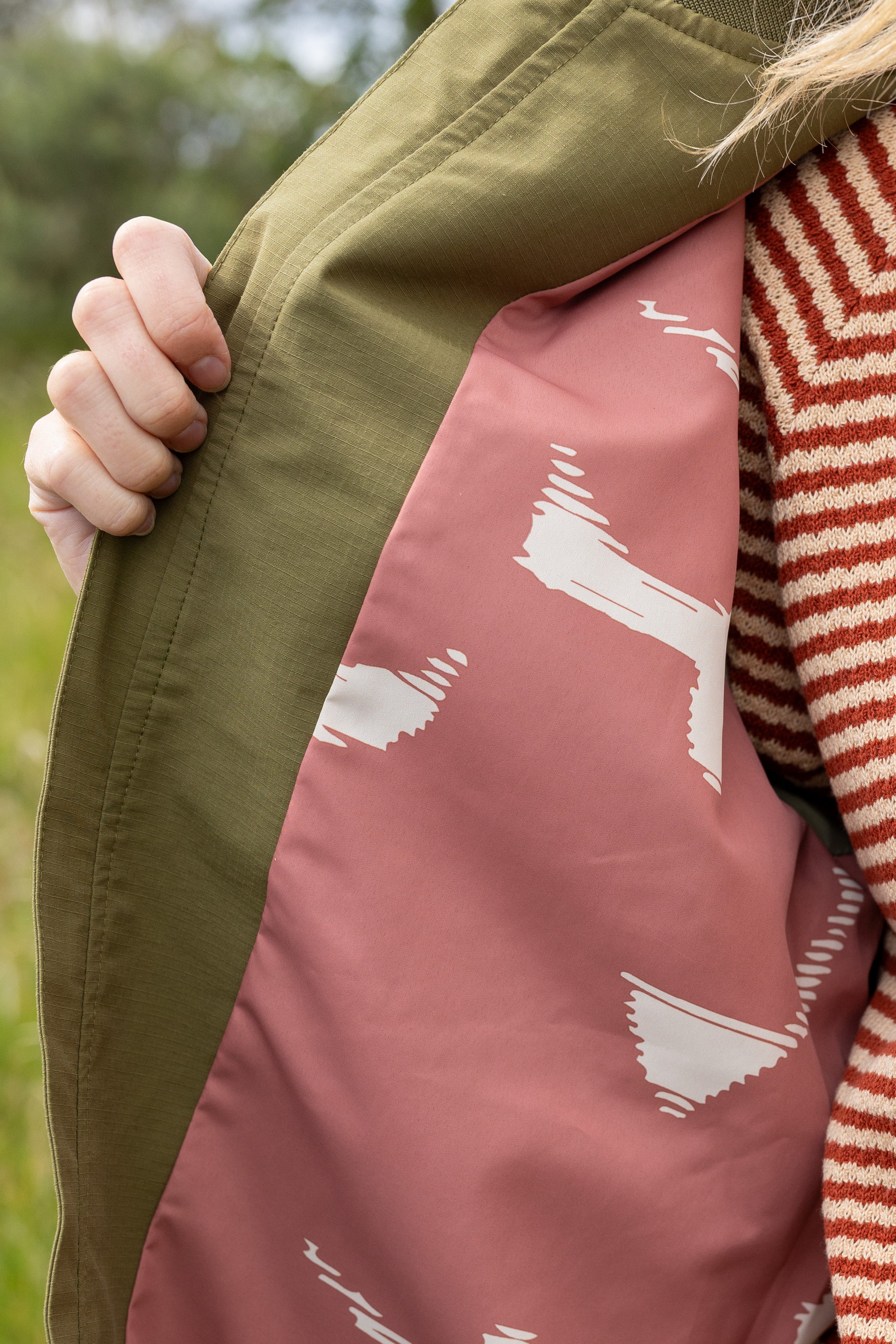 Smart og funktionel jakke i olivengrøn til kvinder