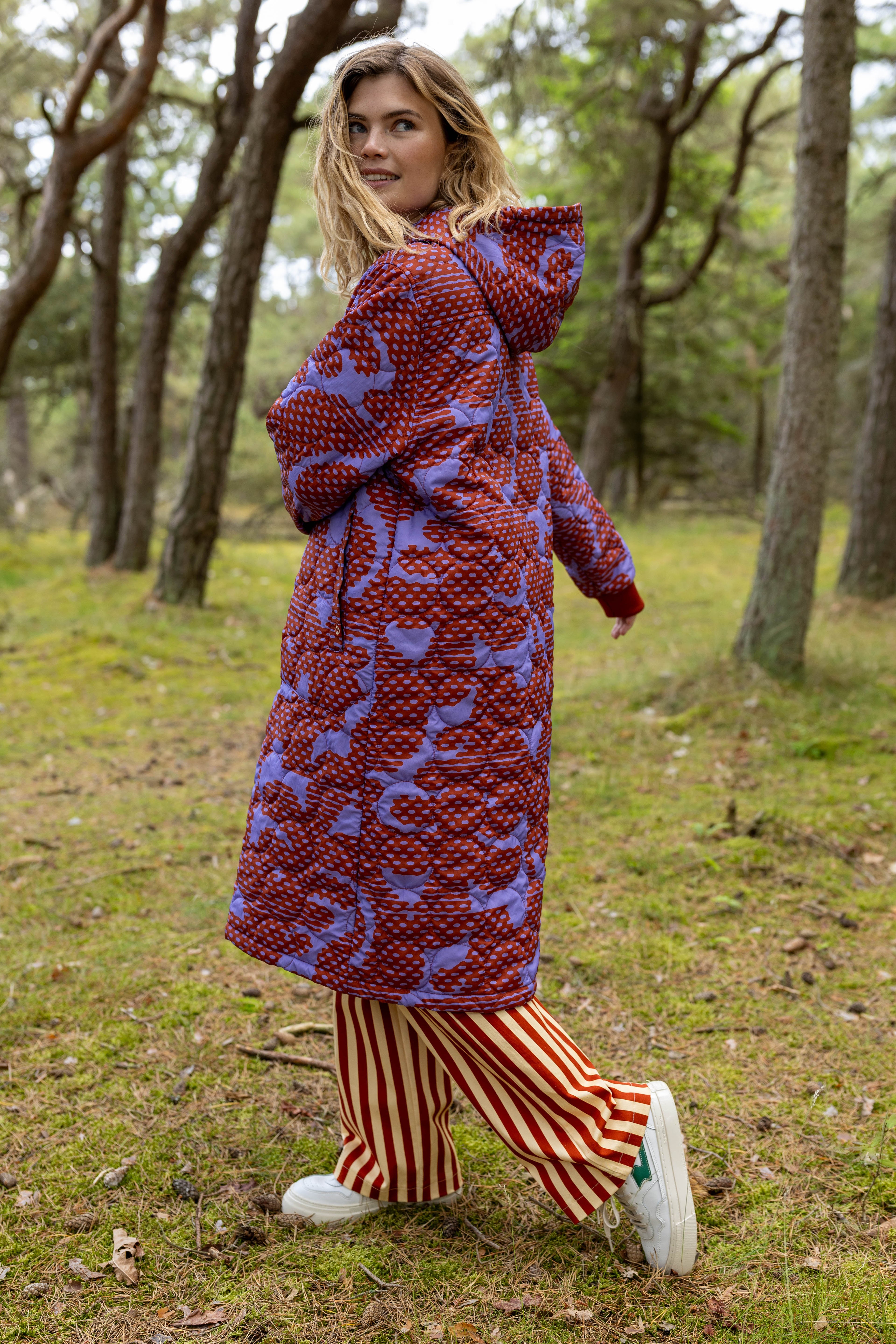 Lang quiltet termojakke med mønster i brændt rød og lyslilla til kvinder