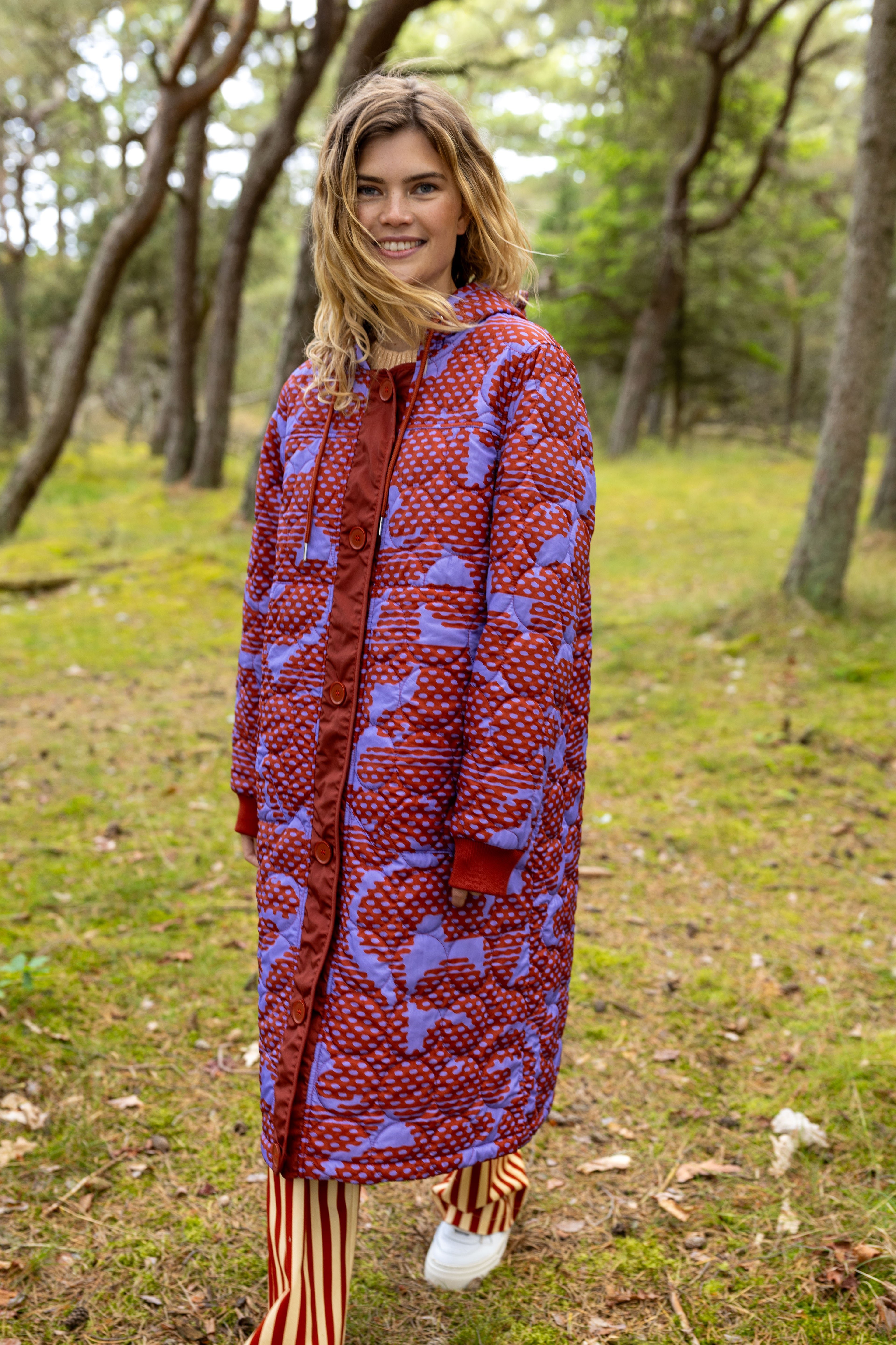 Lang quiltet termojakke med mønster i brændt rød og lyslilla til kvinder