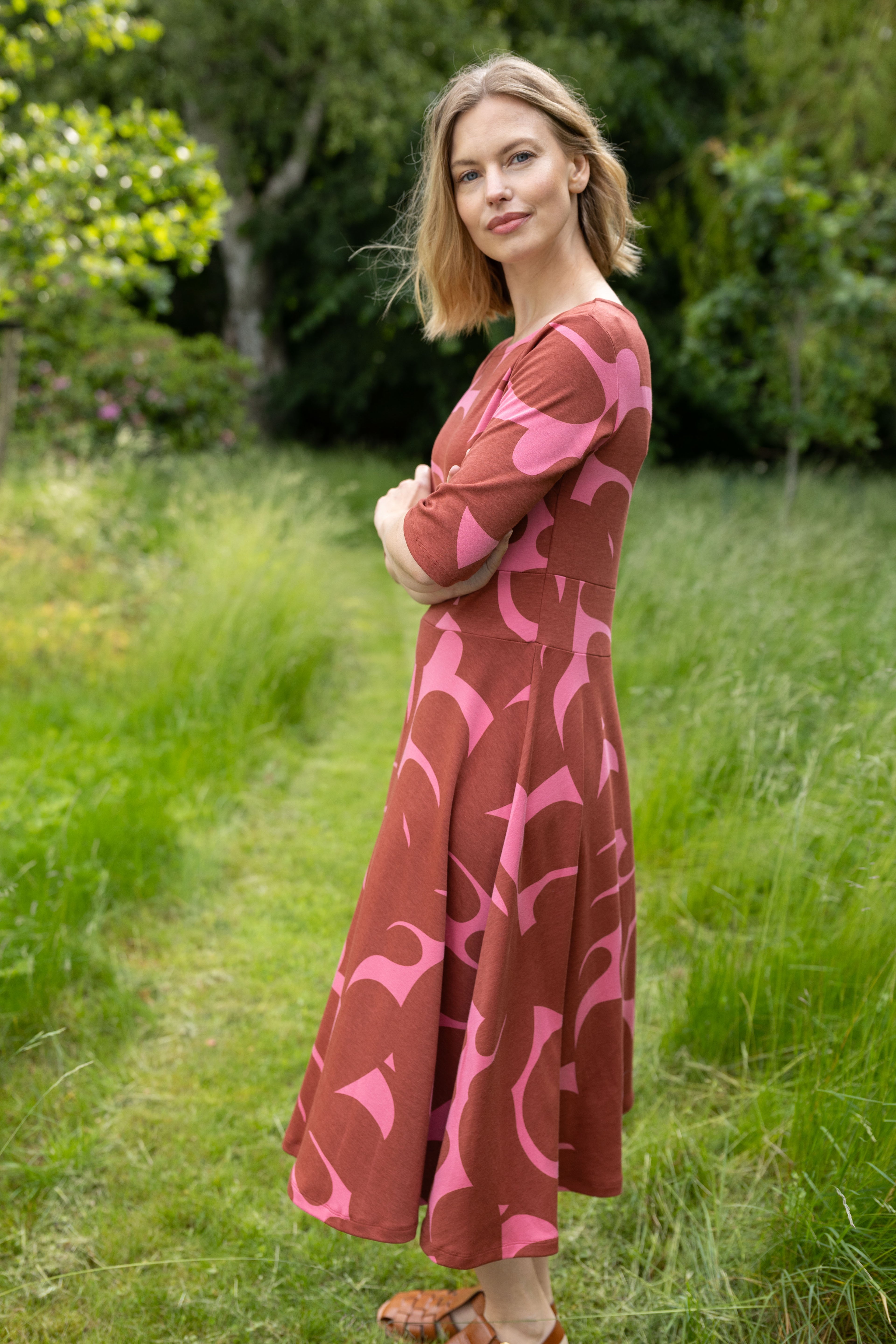 Sød kjole med abstrakt mønster i brændt rød og pink til kvinder