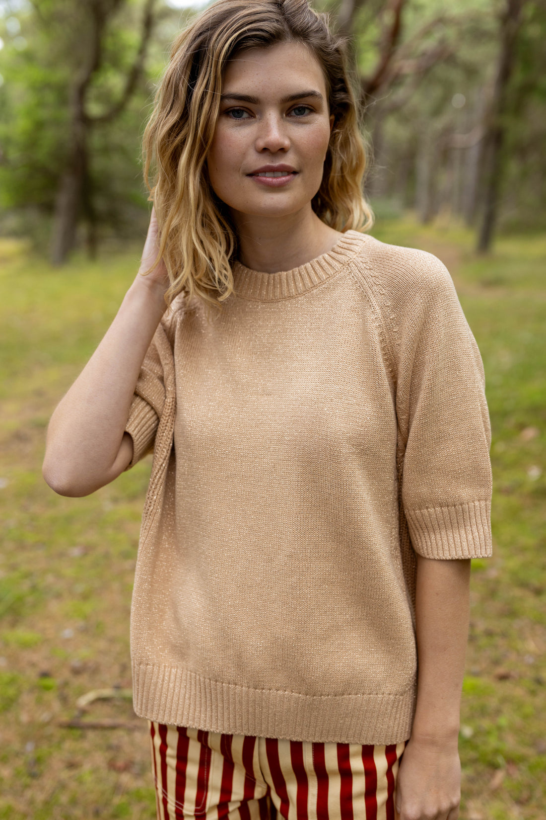 Sød sweater i varm sandfarve med glitter til kvinder fra Danefæ