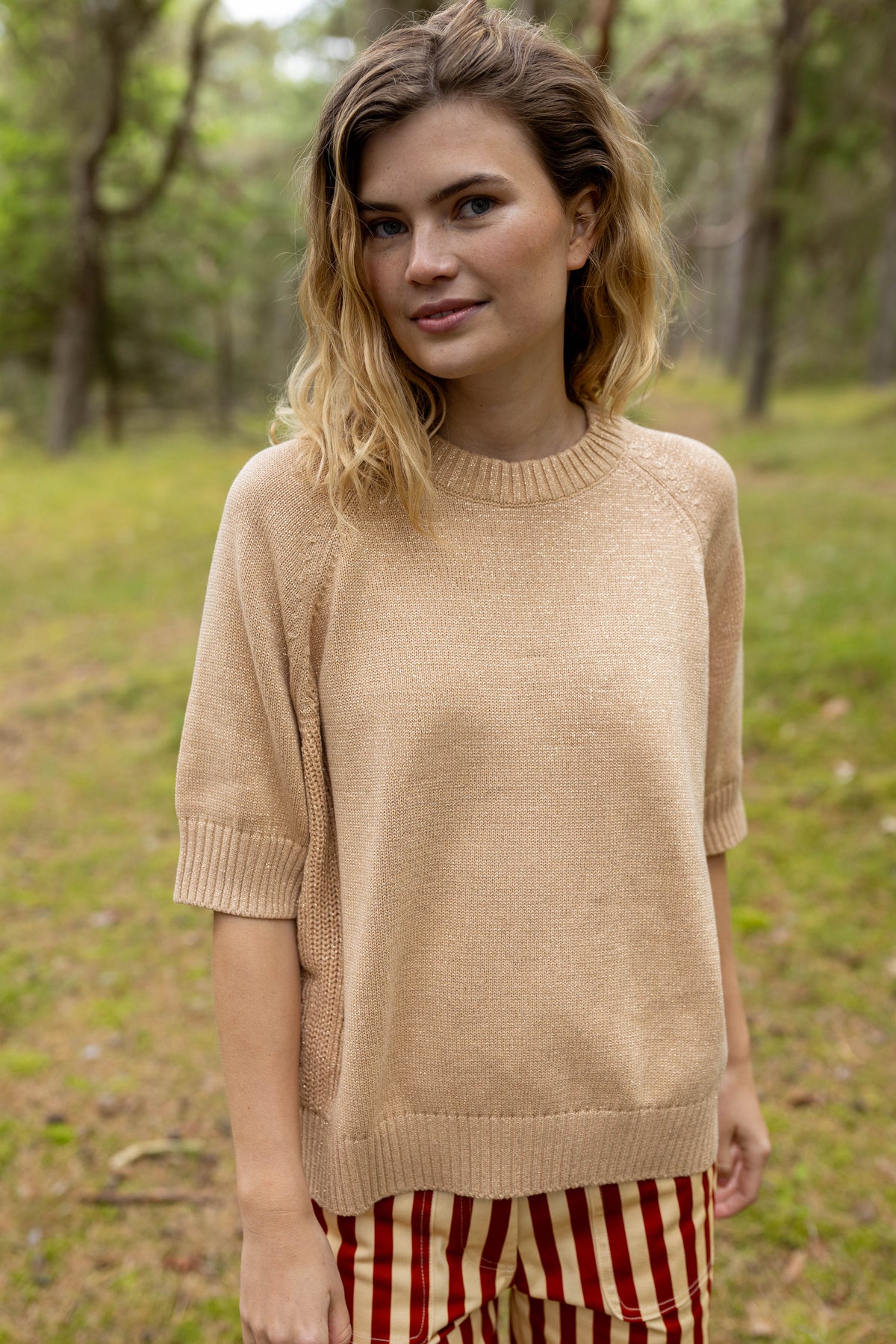 Sød sweater i varm sandfarve med glitter til kvinder fra Danefæ